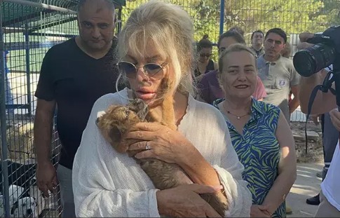 Ajda Pekkan hayvan barınağını gezdi!